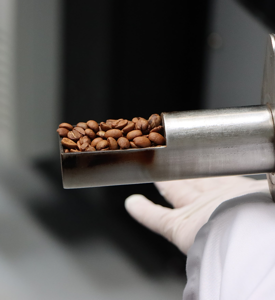 Paczka świeżej rzemieślniczej kawy Nuno 72h leżąca obok filiżanki espresso