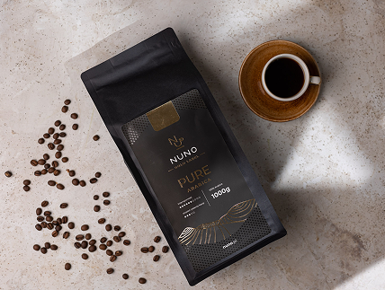 Filiżanka świeżo zaparzonej czarnej kawy speciality w minimalistycznym wnętrzu palarni Nuno